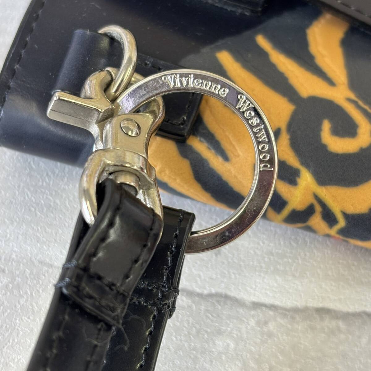 【TF0909？】Vivienne Westwood スマホケース スマホポーチ 虎？ 黒 巾著付き