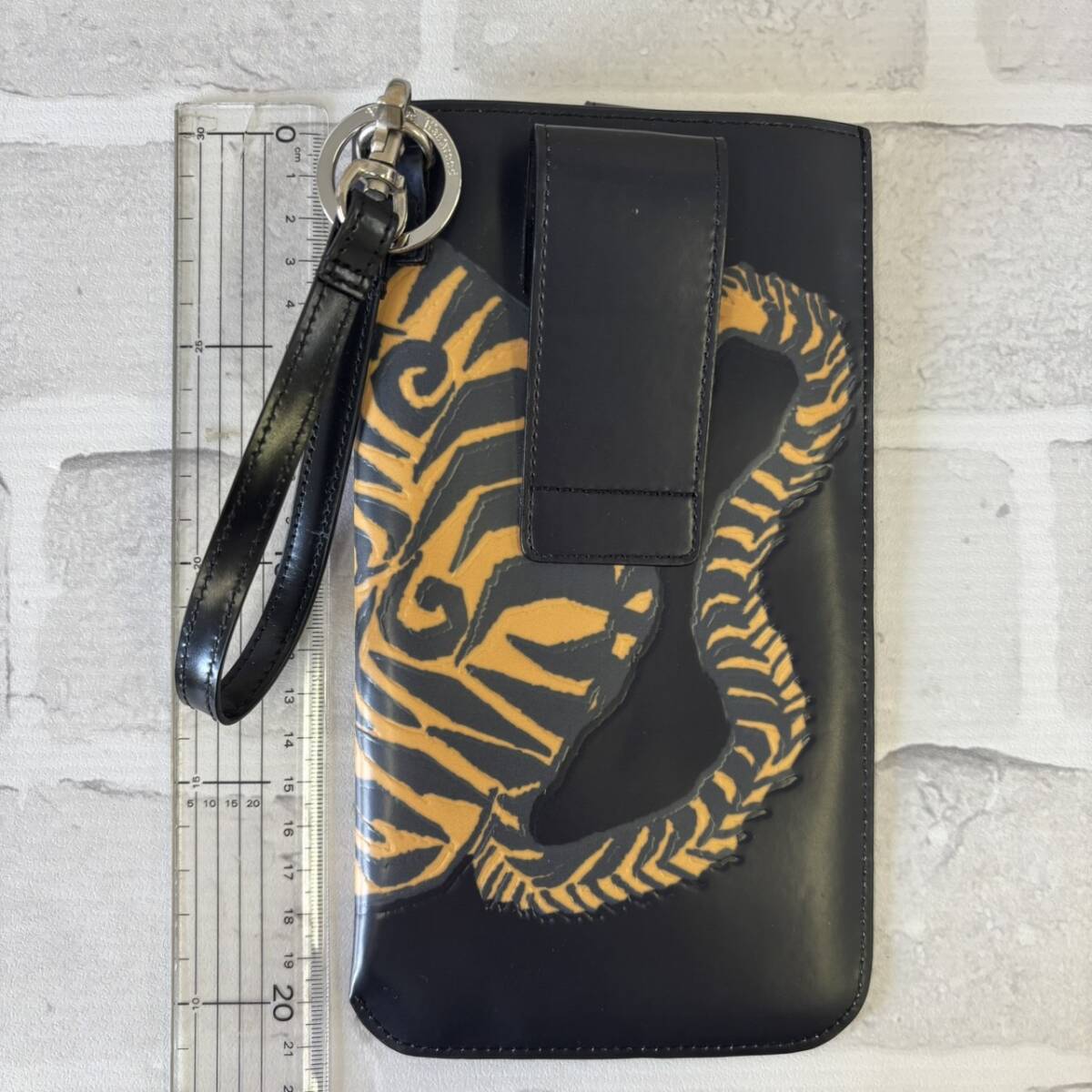 【TF0909？】Vivienne Westwood スマホケース スマホポーチ 虎？ 黒 巾著付き