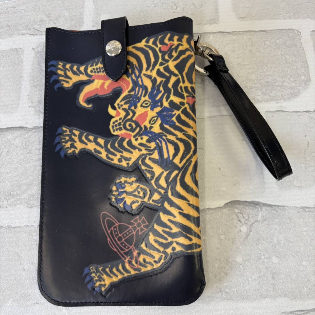【TF0909？】Vivienne Westwood スマホケース スマホポーチ 虎？ 黒 巾著付き