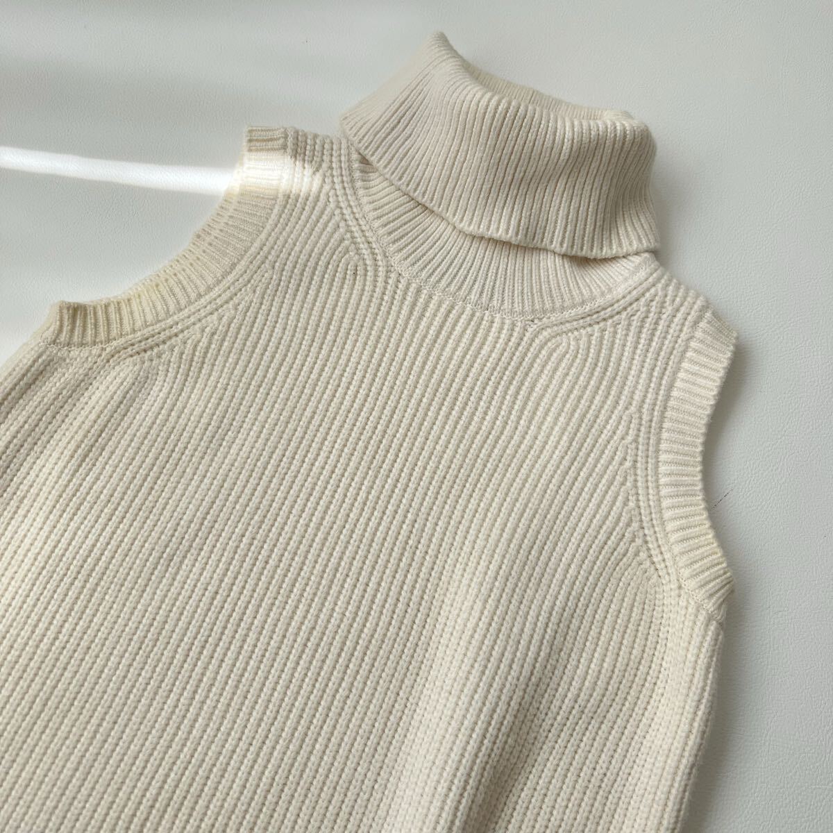 良品 FOXEY NEW YORK フォクシーニューヨーク ノースリーブニット セーター ニットベスト タートルネック オフホワイト トップス 38_画像3