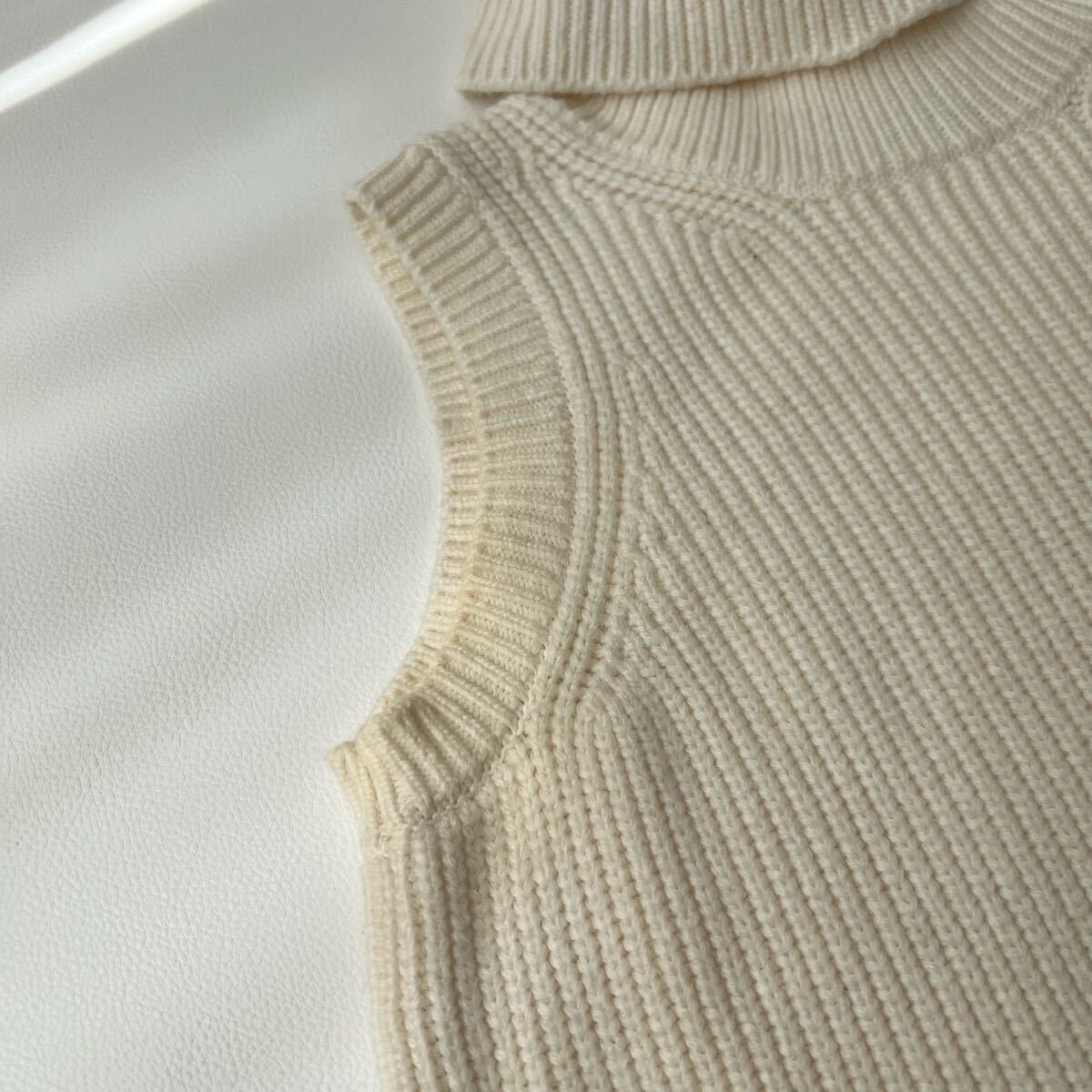 良品 FOXEY NEW YORK フォクシーニューヨーク ノースリーブニット セーター ニットベスト タートルネック オフホワイト トップス 38_画像5