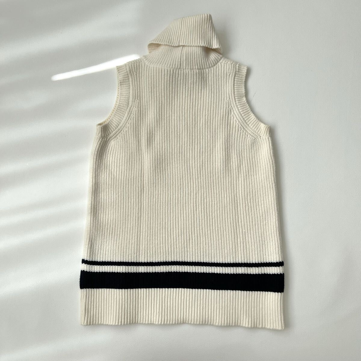 良品 FOXEY NEW YORK フォクシーニューヨーク ノースリーブニット セーター ニットベスト タートルネック オフホワイト トップス 38_画像8