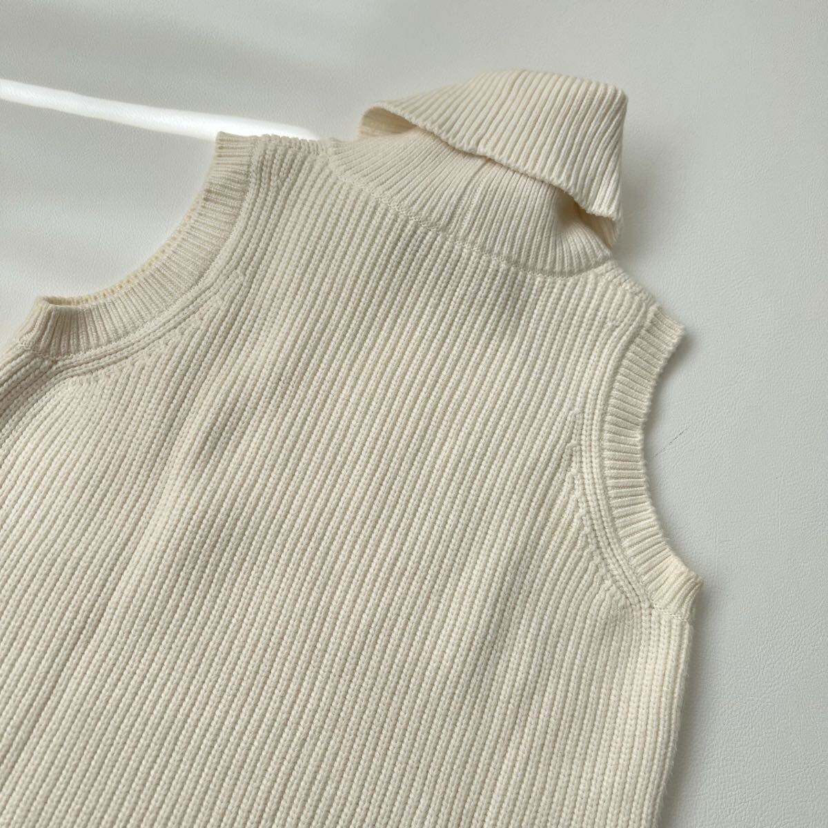 良品 FOXEY NEW YORK フォクシーニューヨーク ノースリーブニット セーター ニットベスト タートルネック オフホワイト トップス 38_画像9