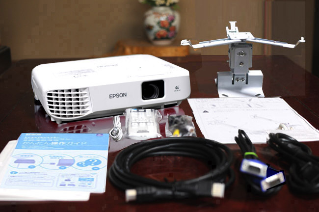 送料無料！シアターも綺麗！高輝度3700lm 明るい！EPSON ハイビジョン EB-W06！ランプ使用時間少！天吊金具?ケーブル類他サービス！