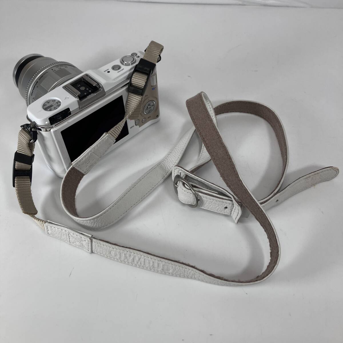 (志)OLYMPUS/オリンパス PEN ミラーレス一眼カメラ デジタル一眼 E-P1 M.ZUIKO DIGITAL 14-42mm 1:3.5-5.6 バッテリー付(I)0930A