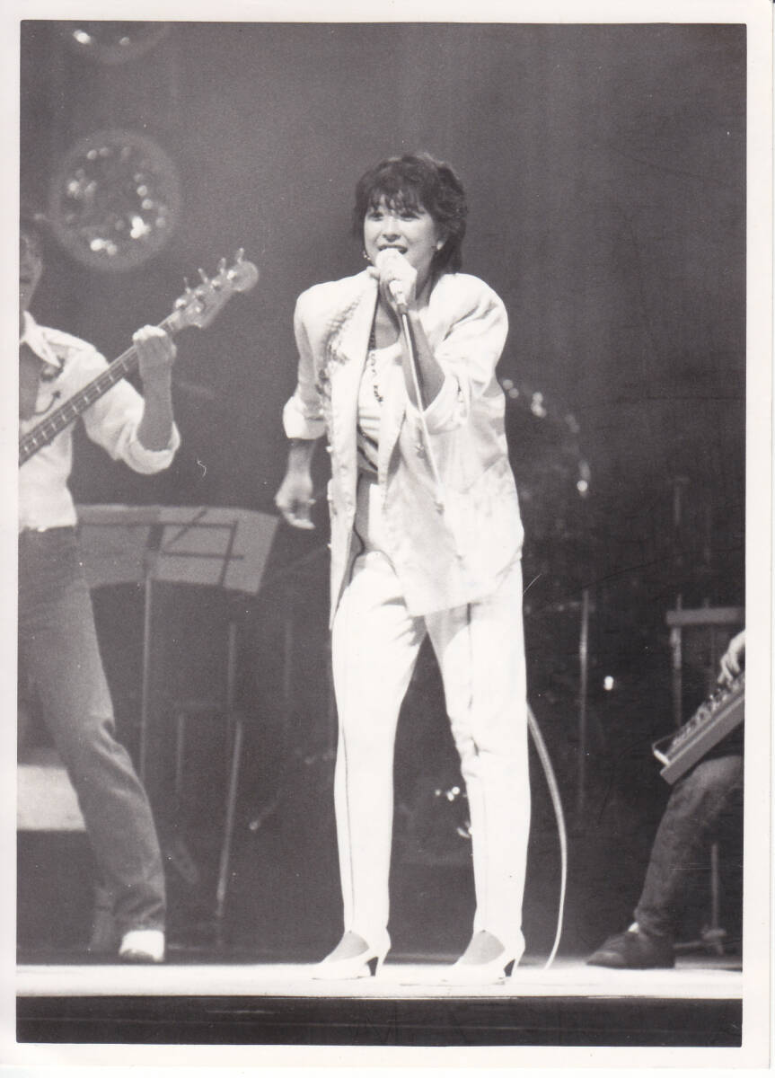 １１１ 河合奈保子さんのちょっと大きな白黒寫真