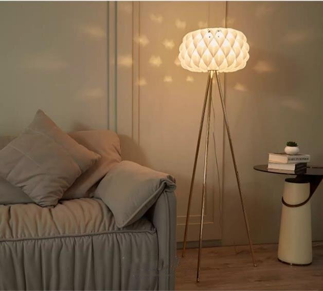 フロアライト　スタンドライト　三腳　足踏みスイッチ有り　INS　雰囲気　寢室　北歐風　照明器具