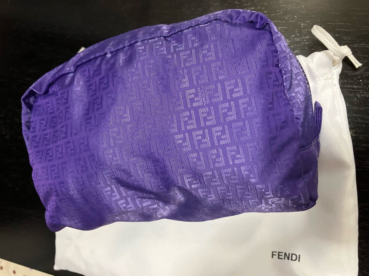 ポーチバッグ FENDI 未使用品 寫真のようにシリアルシールはポーチの底奧にあります。袋あり