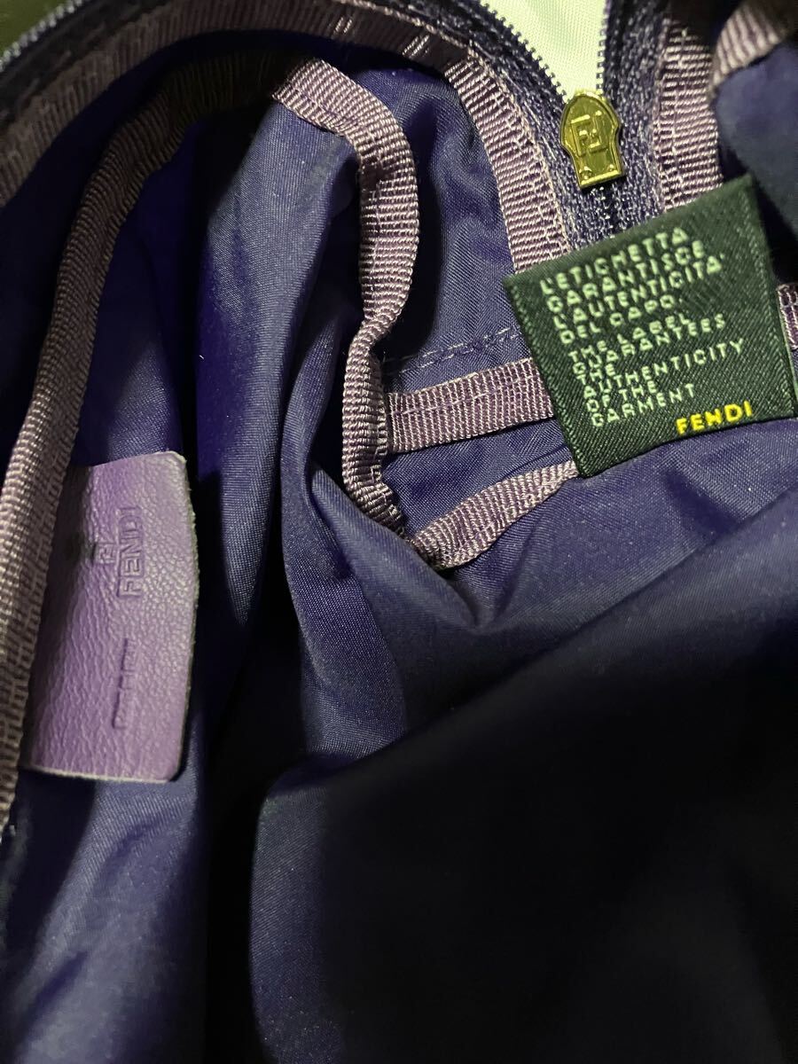 ポーチバッグ FENDI 未使用品 寫真のようにシリアルシールはポーチの底奧にあります。袋あり