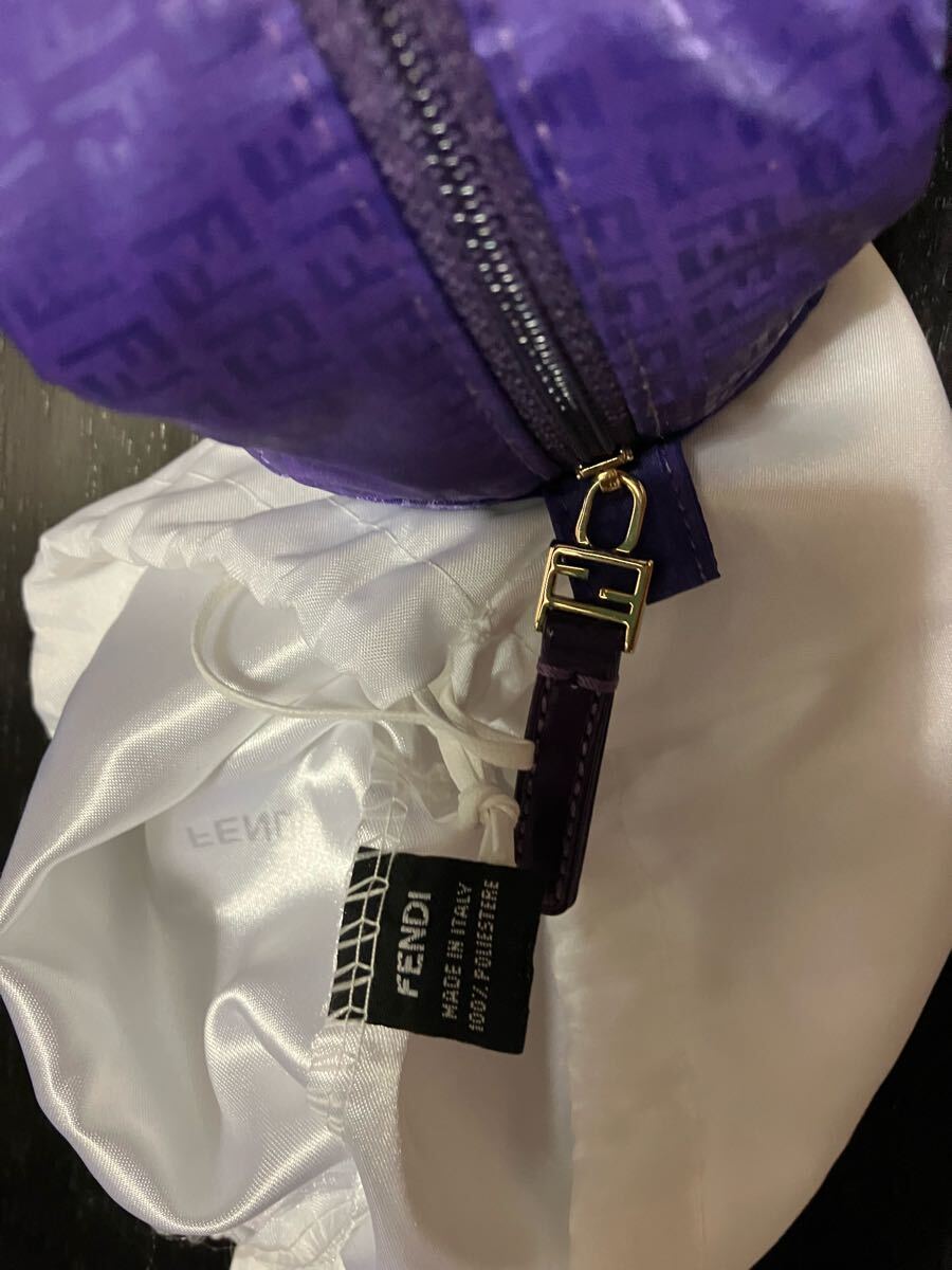 ポーチバッグ FENDI 未使用品 寫真のようにシリアルシールはポーチの底奧にあります。袋あり