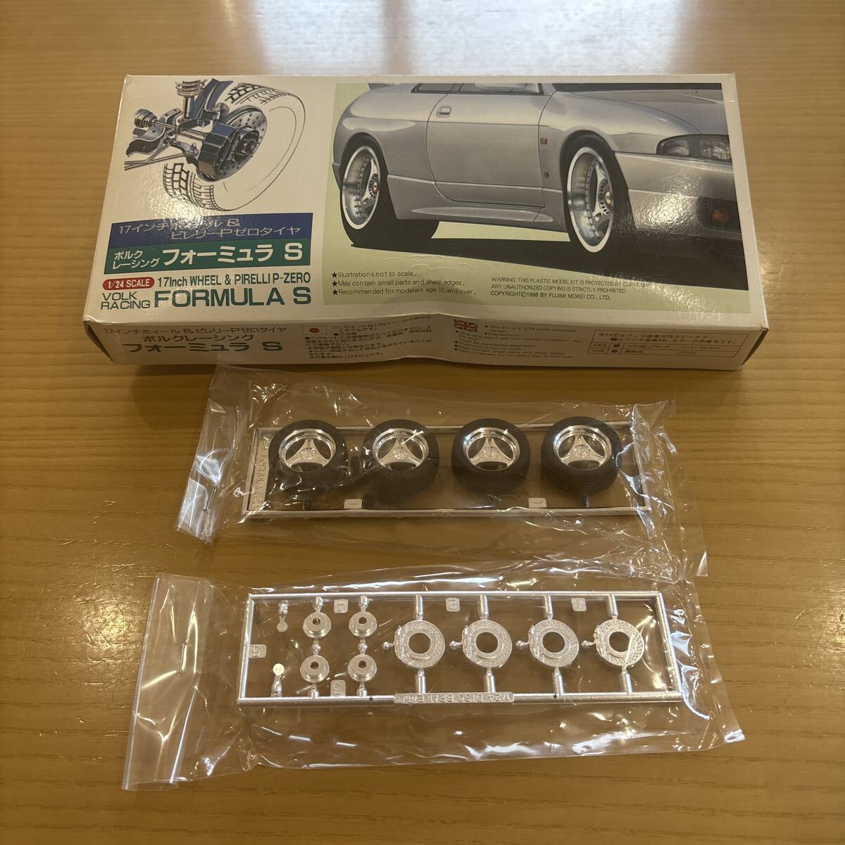 【未開封 絶版 レア 廃盤 年代物】フジミ 未組立 ボルクレーシングフォーミュラ S 17インチ タイヤ ピレリー P-ZERO 1/24スケール_画像1