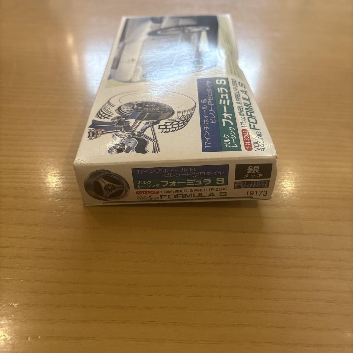 【未開封 絶版 レア 廃盤 年代物】フジミ 未組立 ボルクレーシングフォーミュラ S 17インチ タイヤ ピレリー P-ZERO 1/24スケール_画像2