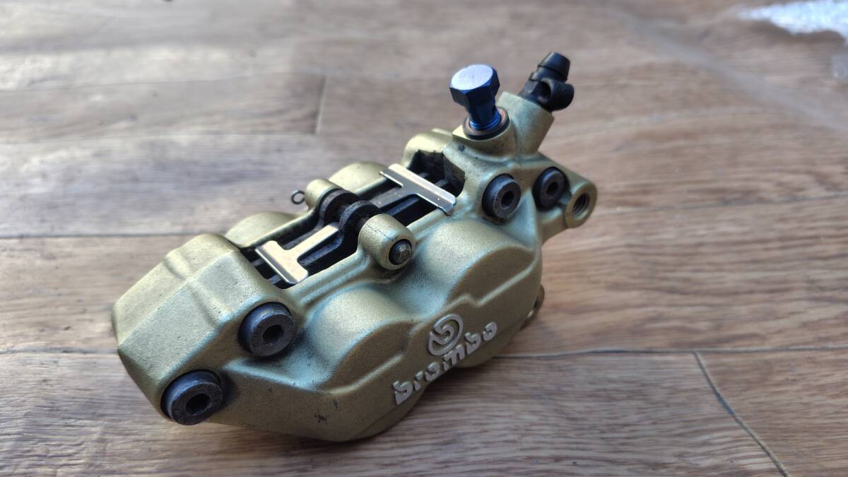 brembo　ブレンボ　フロントブレーキキャリパー　4POT/40mmピッチキャリパー