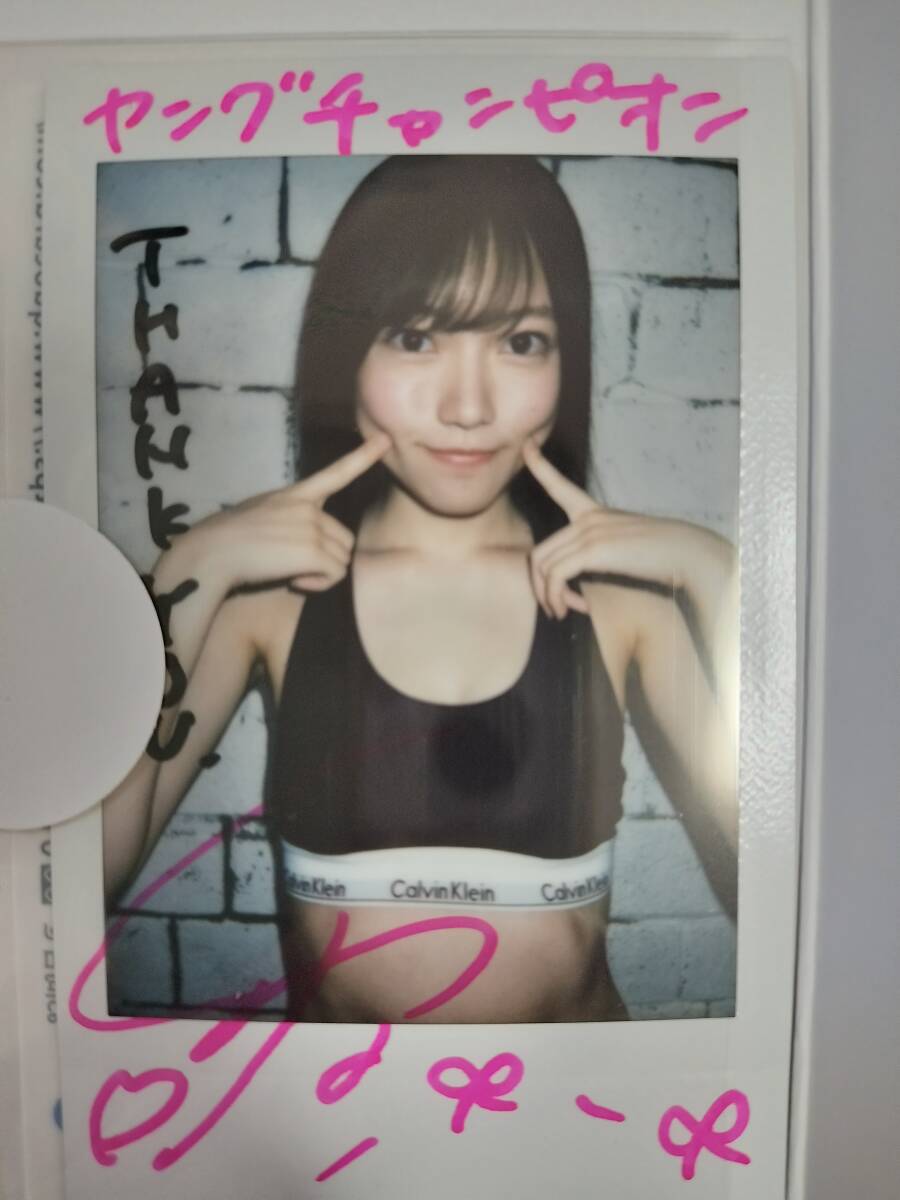 送料無料 非売品 当選品 未使用 ヤングチャンピオン 椎名糸 直筆サイン入り チェキ 79-59-83cm 特製台紙付き 抽プレ_画像1