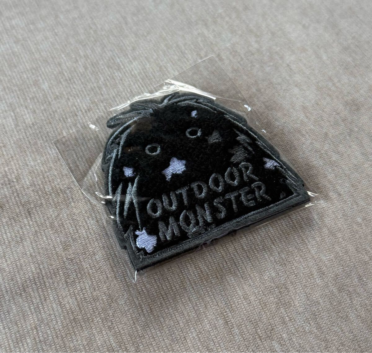 新品未開封 OUTDOOR MONSTER country base 限定柄 ブラック モフモフワッペン ブラウン アウトドアモンスター ベルクロ もふもふワッペン_画像2