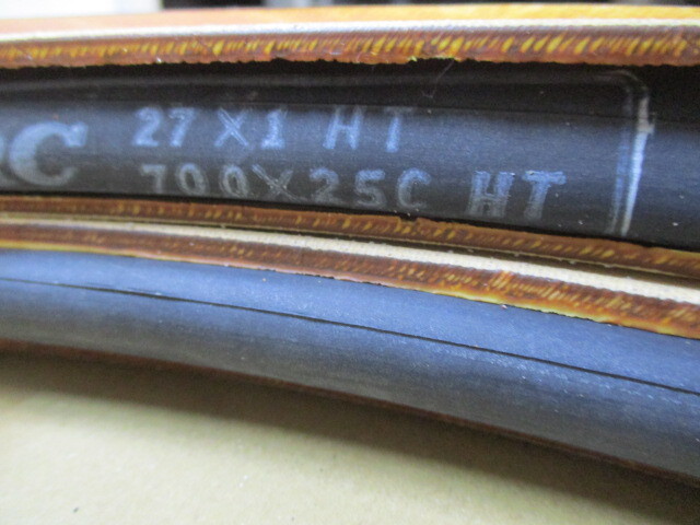 X217/未使用 2本セット IRC 27×1 HT 700×25C 自転車 ロードバイク タイヤ まとめ売り_画像3