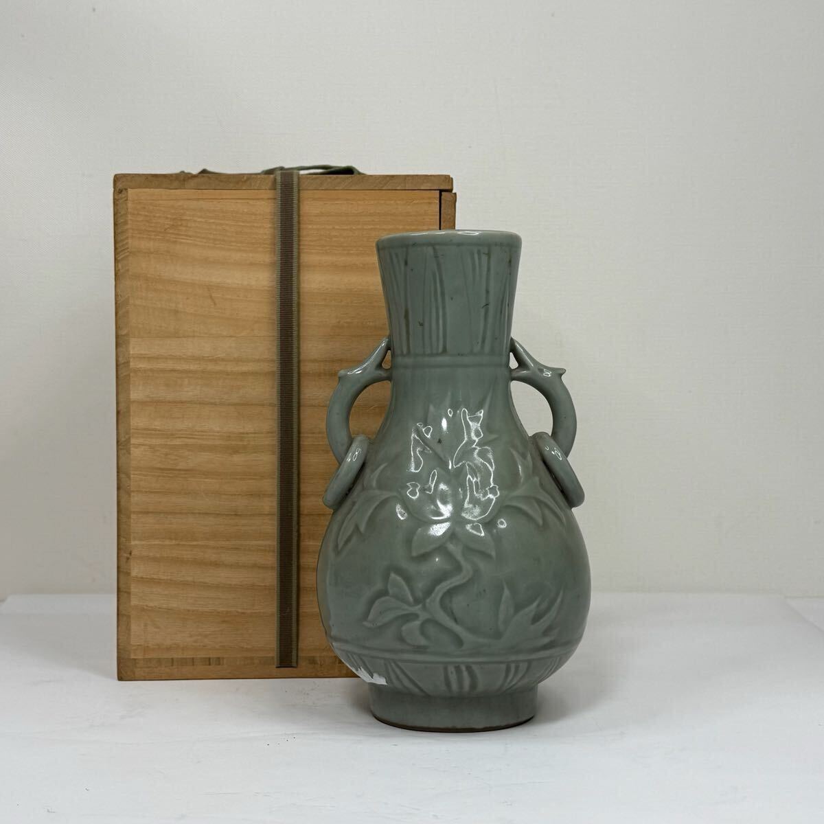 CB-中國古美術(shù) 時代物 花瓶 花器 花入 花生 青磁 龍泉窯 花草図 耳付 共箱付 唐物 陶磁器 中國古玩 骨董品