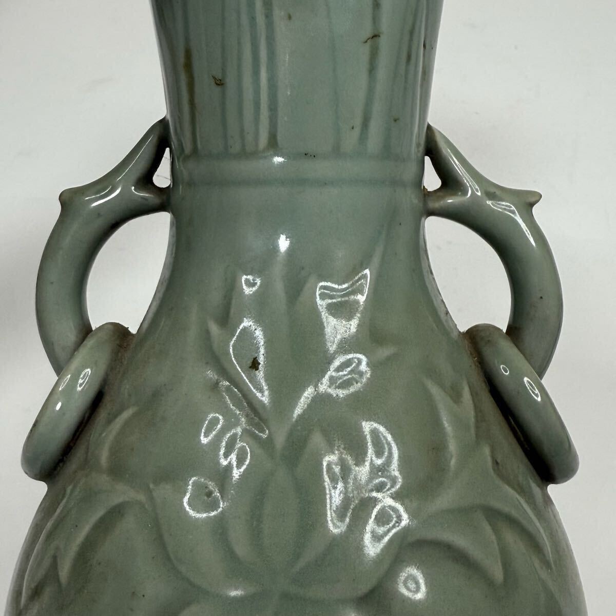 CB-中國古美術(shù) 時代物 花瓶 花器 花入 花生 青磁 龍泉窯 花草図 耳付 共箱付 唐物 陶磁器 中國古玩 骨董品