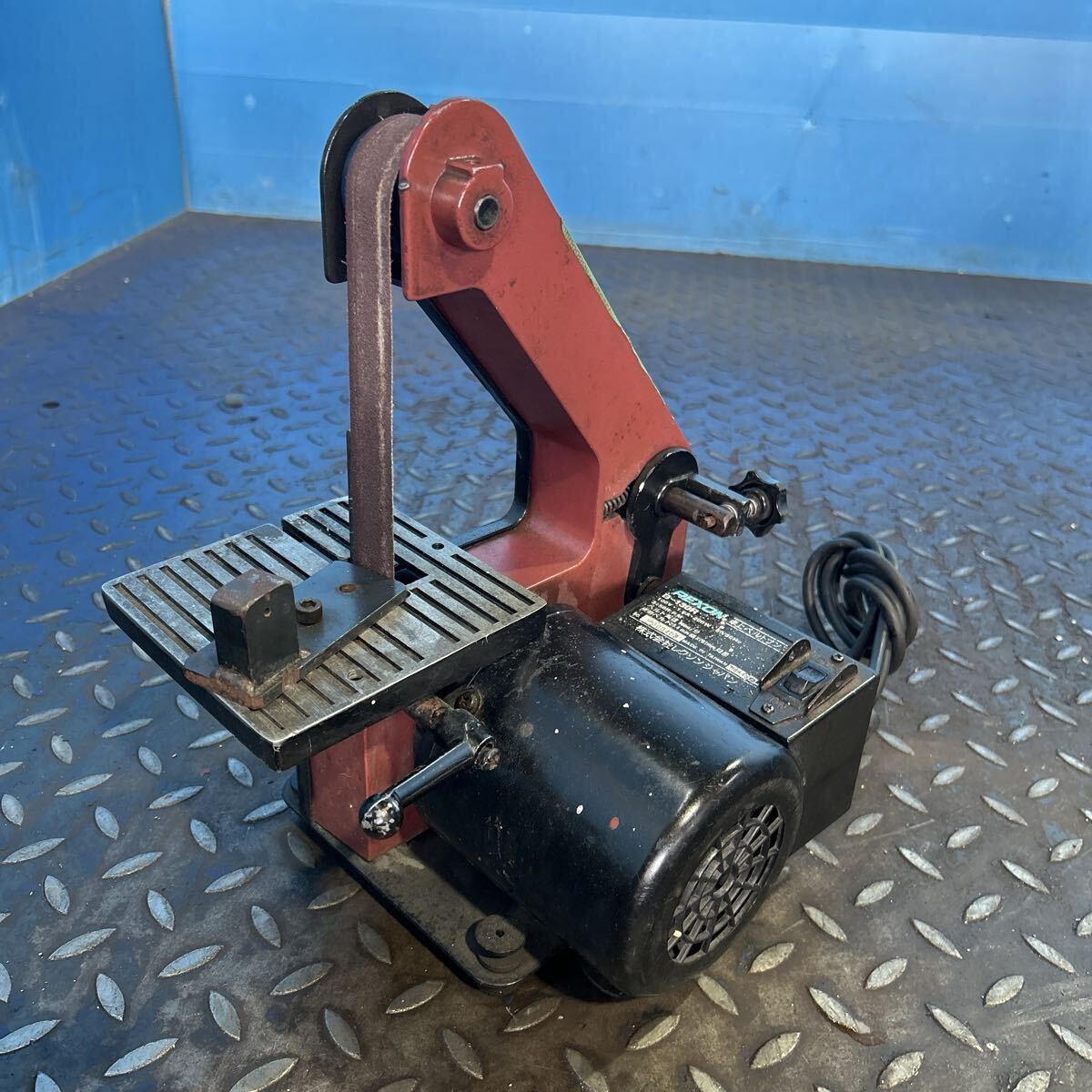 T2098 REXON Lexon настольный ленточно-шлифовальный станок B-130R 100V 50/60Hz использование ремень 25.4mm ширина ×76.2mm. длина стол 130×130mm[ рабочее состояние подтверждено ]