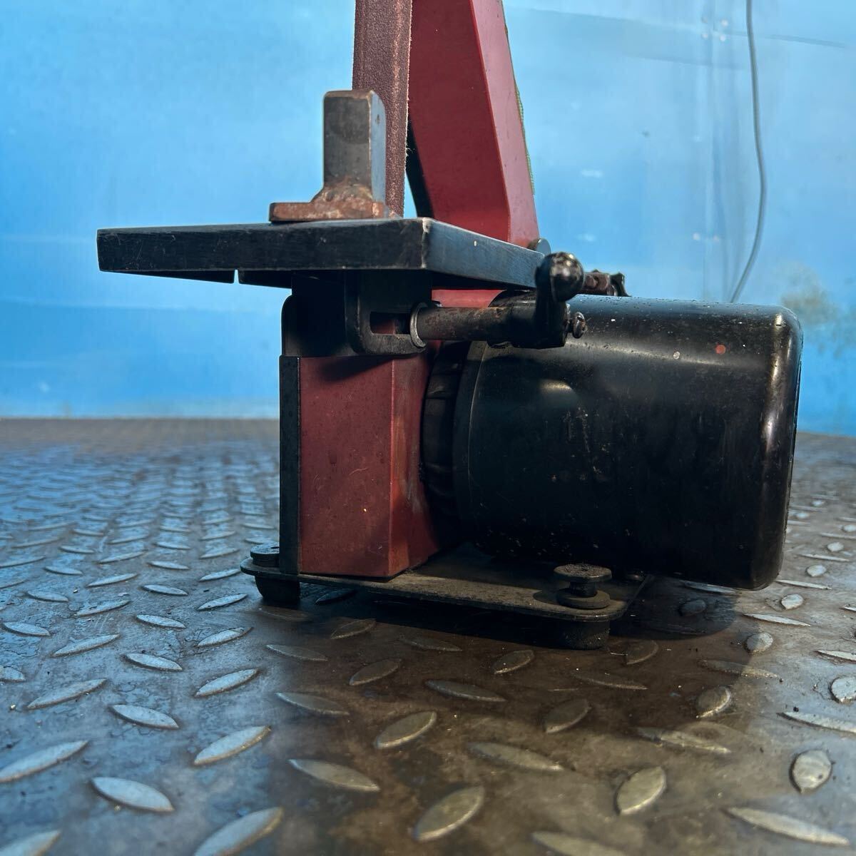 T2098 REXON Lexon настольный ленточно-шлифовальный станок B-130R 100V 50/60Hz использование ремень 25.4mm ширина ×76.2mm. длина стол 130×130mm[ рабочее состояние подтверждено ]