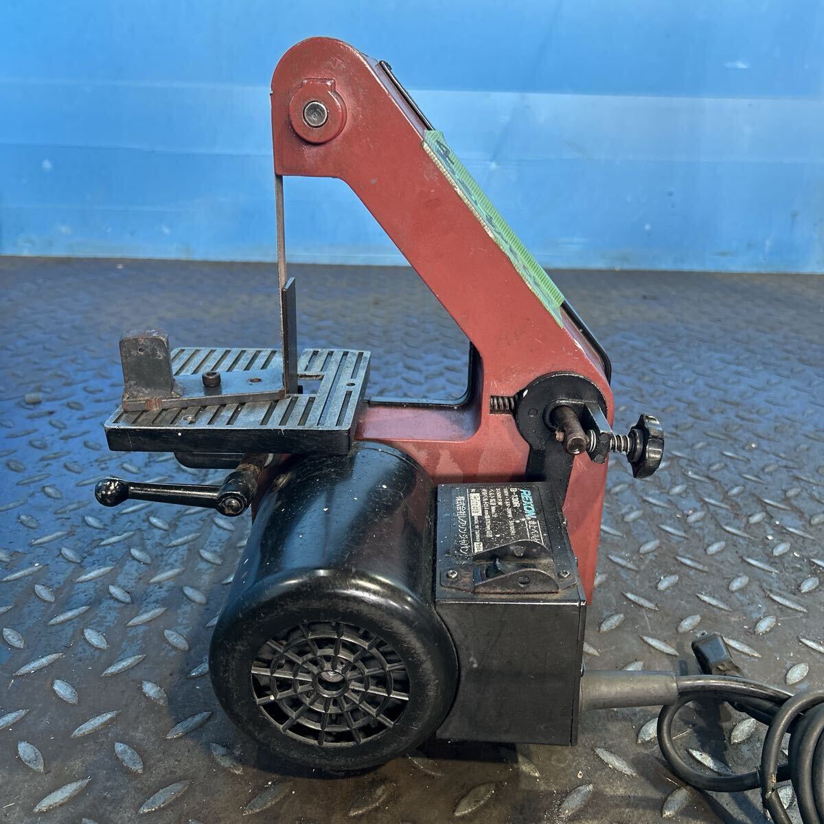 T2098 REXON Lexon настольный ленточно-шлифовальный станок B-130R 100V 50/60Hz использование ремень 25.4mm ширина ×76.2mm. длина стол 130×130mm[ рабочее состояние подтверждено ]