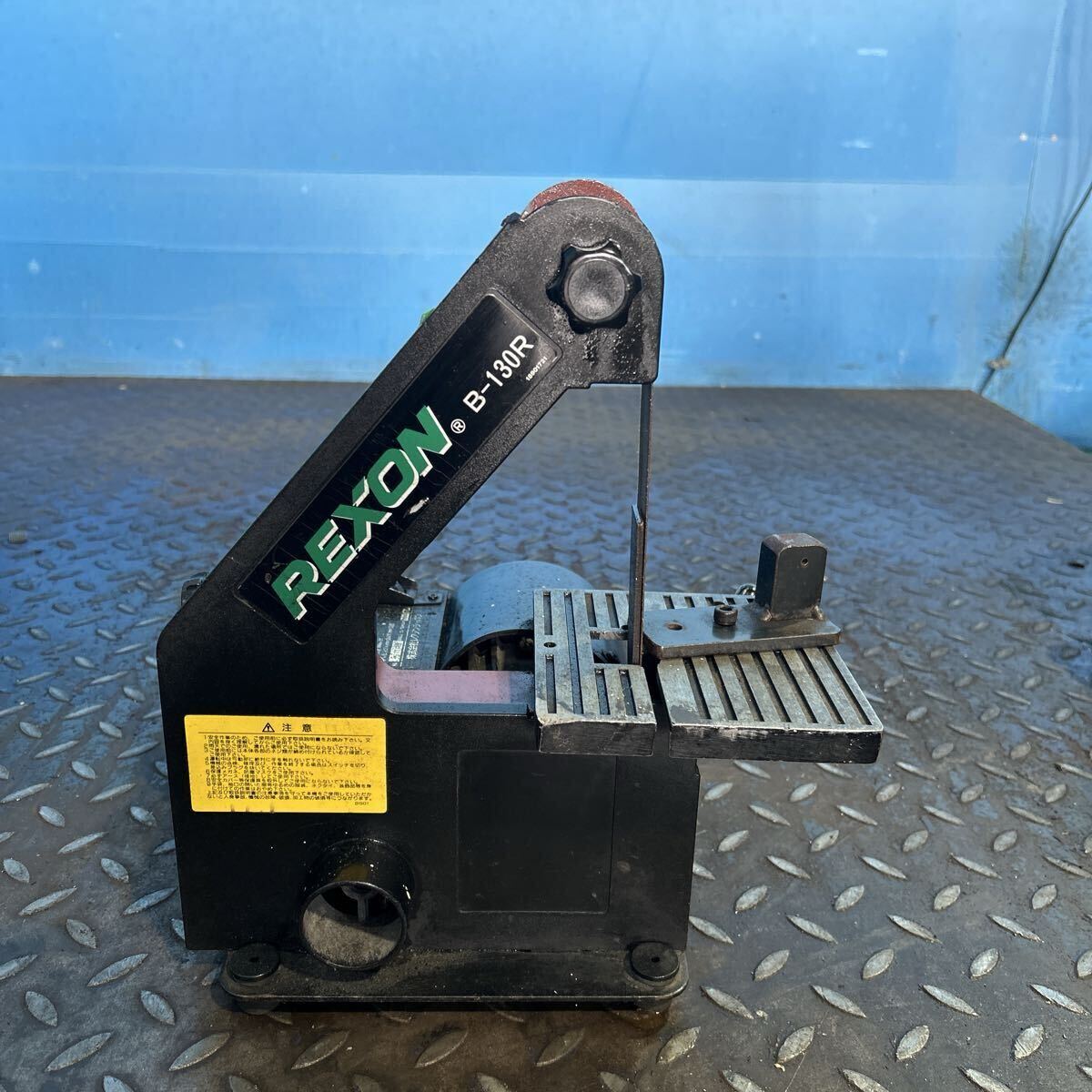 T2098 REXON Lexon настольный ленточно-шлифовальный станок B-130R 100V 50/60Hz использование ремень 25.4mm ширина ×76.2mm. длина стол 130×130mm[ рабочее состояние подтверждено ]