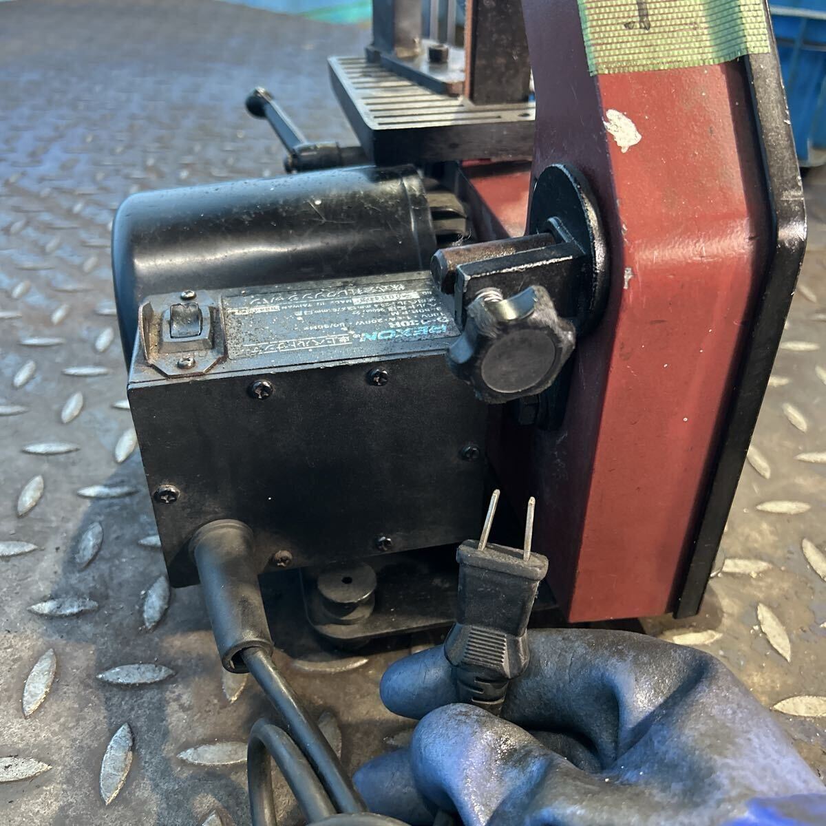 T2098 REXON Lexon настольный ленточно-шлифовальный станок B-130R 100V 50/60Hz использование ремень 25.4mm ширина ×76.2mm. длина стол 130×130mm[ рабочее состояние подтверждено ]