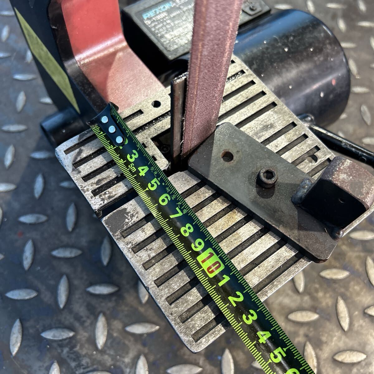 T2098 REXON Lexon настольный ленточно-шлифовальный станок B-130R 100V 50/60Hz использование ремень 25.4mm ширина ×76.2mm. длина стол 130×130mm[ рабочее состояние подтверждено ]