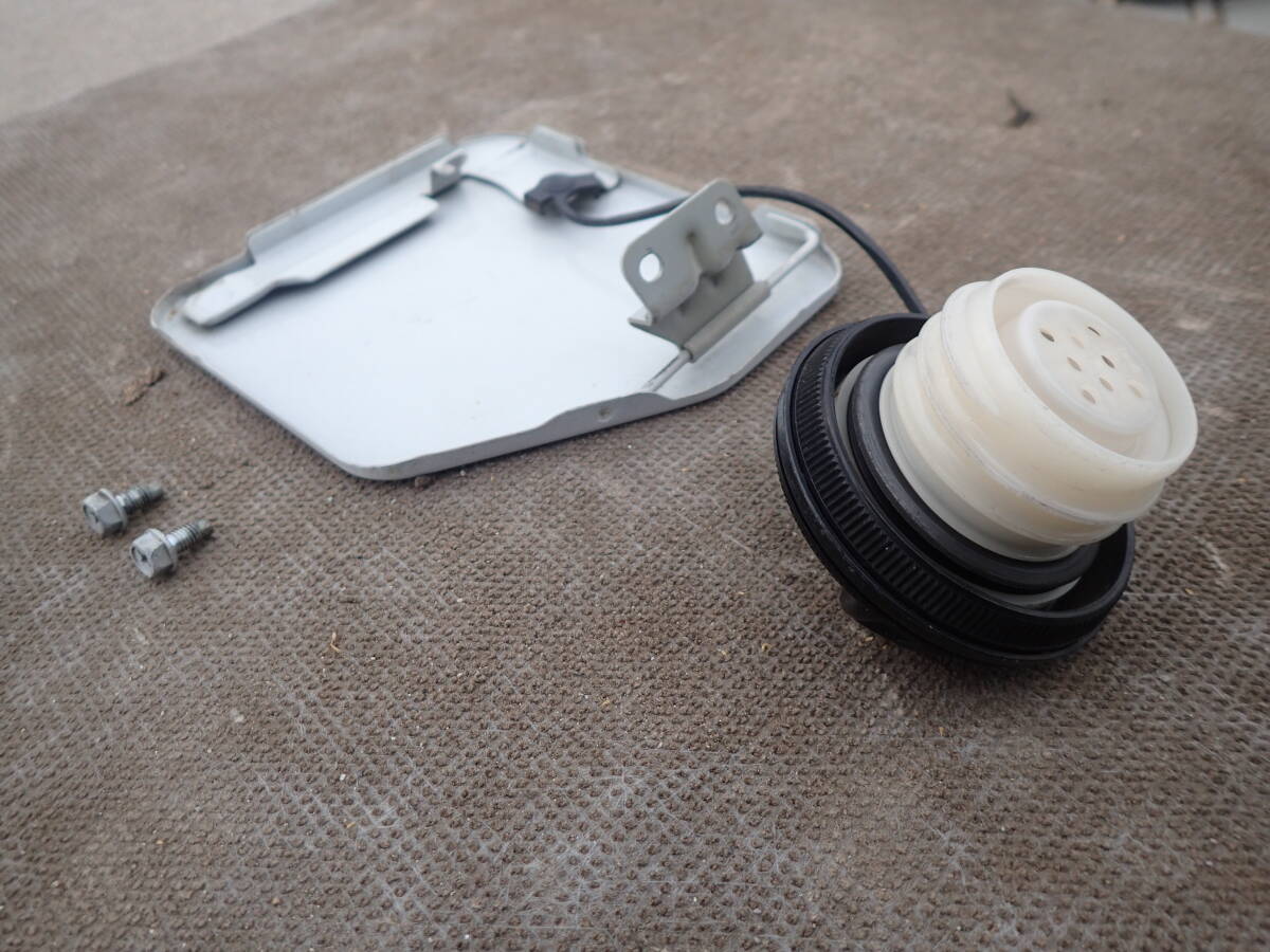 中古品】★サンバー★TV1★給油口扉★キャップ付★2WD★AT★M59★動作OK★②