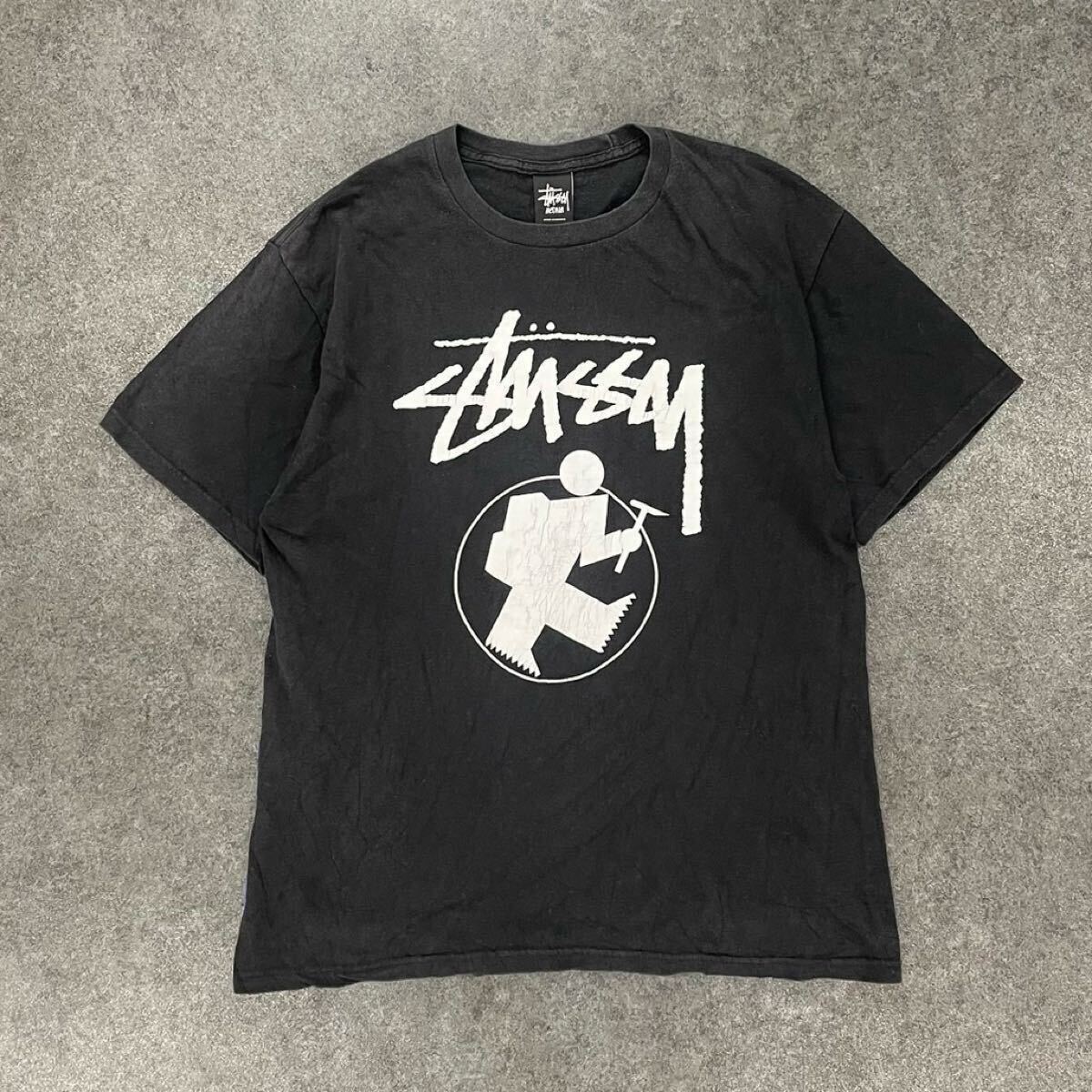 STUSSY Mountaineer Man ステューシー 半袖 クルーネック Tシャツ 登山キャラ ロゴプリント ショーンフォント ブラック フェード メンズ