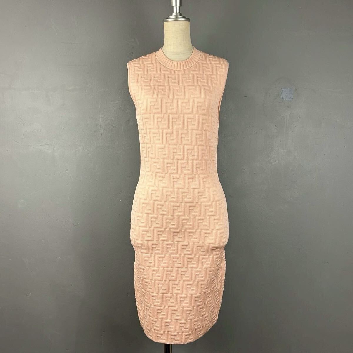イタリア制 FENDI ROMA フェンディ ノースリーブ ワンピース ドレス クルーネック ロゴ 3D 立體 ピンク ストレッチ レディース FZDA13AJTE