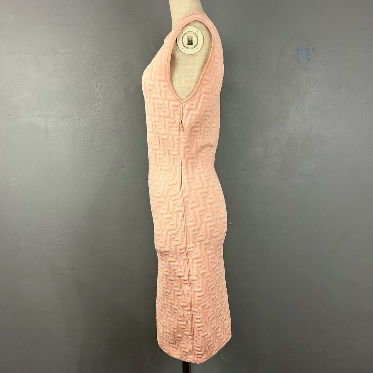 イタリア制 FENDI ROMA フェンディ ノースリーブ ワンピース ドレス クルーネック ロゴ 3D 立體 ピンク ストレッチ レディース FZDA13AJTE