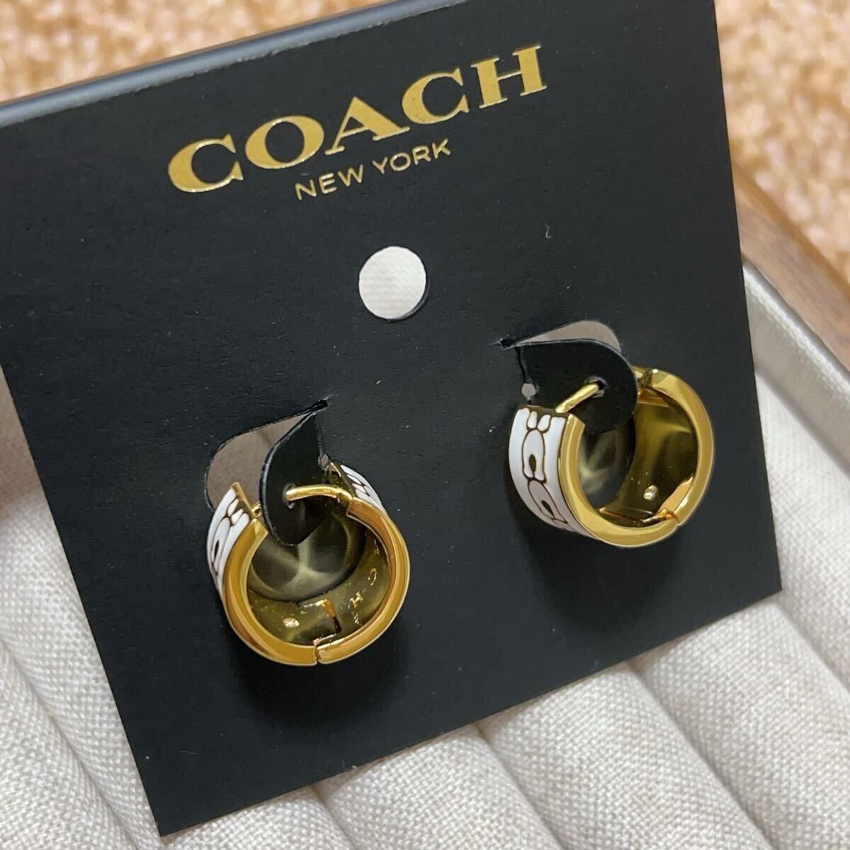 新品未使用　COACH コーチ　シグネチャー エナメル フープ　ピアス　ホワイト_画像1