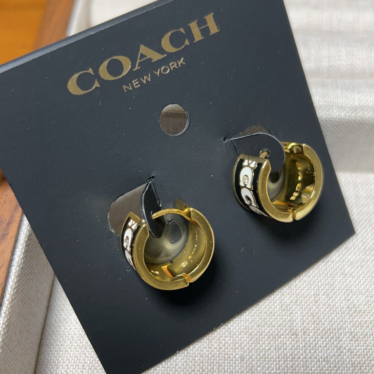 新品未使用　COACH コーチ　シグネチャー エナメル フープ　ピアス　ブラック_画像1