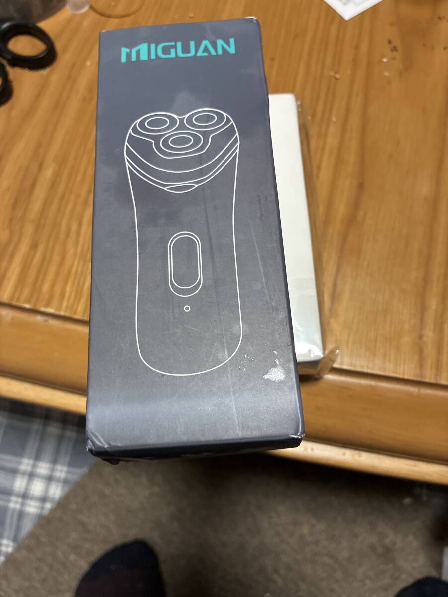 ブランド名は不明、替刃、電源コード付き（アダプターが必要）ほんの僅かの日本語マニュアルあり。