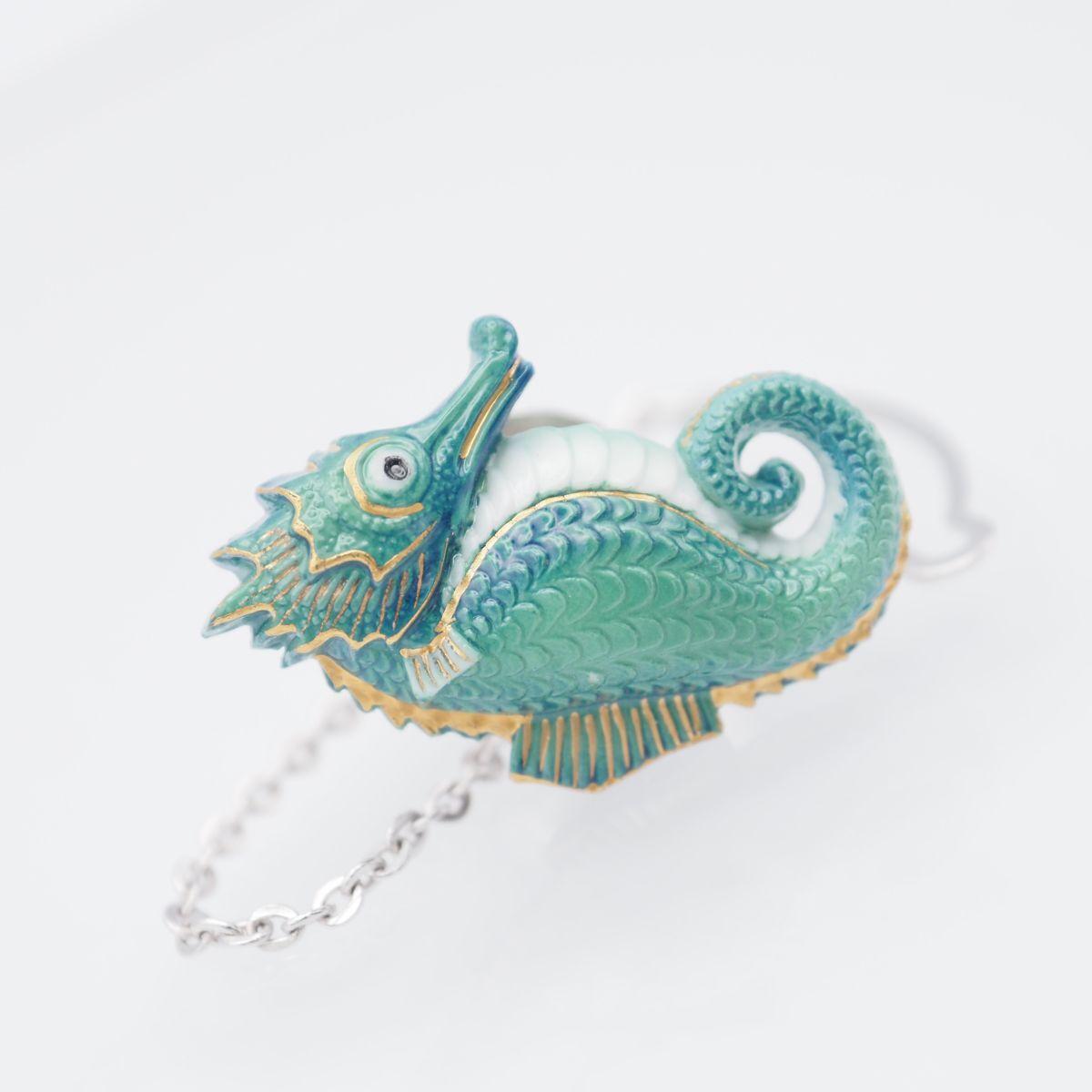 Y845 1円 俊兼 としかね TOSHIKANE JAPAN トシカネ 有田焼 焼き物 陶器 タツノオトシゴ モチーフ シルバー ラペル ピンブローチ タイタック