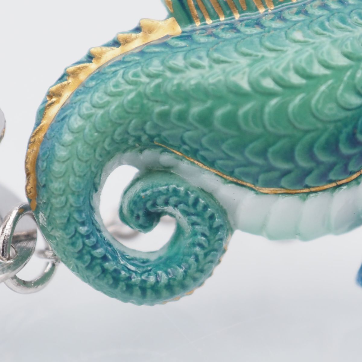 Y845 1円 俊兼 としかね TOSHIKANE JAPAN トシカネ 有田焼 焼き物 陶器 タツノオトシゴ モチーフ シルバー ラペル ピンブローチ タイタック