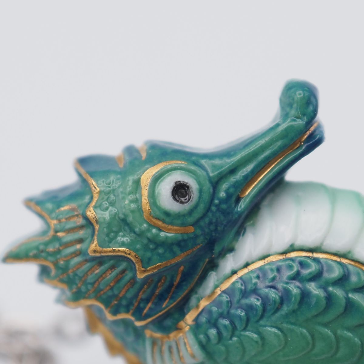 Y845 1円 俊兼 としかね TOSHIKANE JAPAN トシカネ 有田焼 焼き物 陶器 タツノオトシゴ モチーフ シルバー ラペル ピンブローチ タイタック