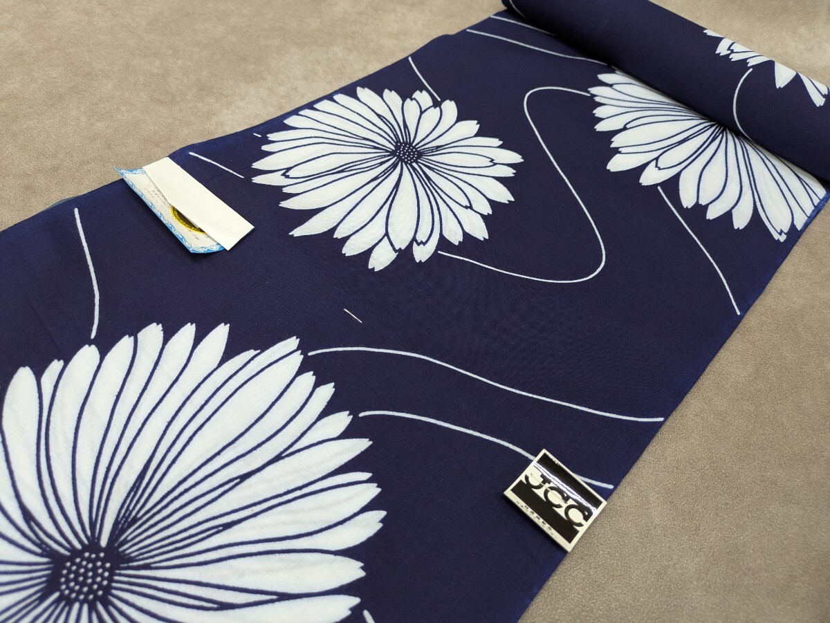 反物 浴衣地 和装小物 気愛染 紺色 和柄 レトロ柄 花柄 大花 未仕立て品 未使用品 リメイク 素材 材料 生地 巾36.5cm コレクション _画像1