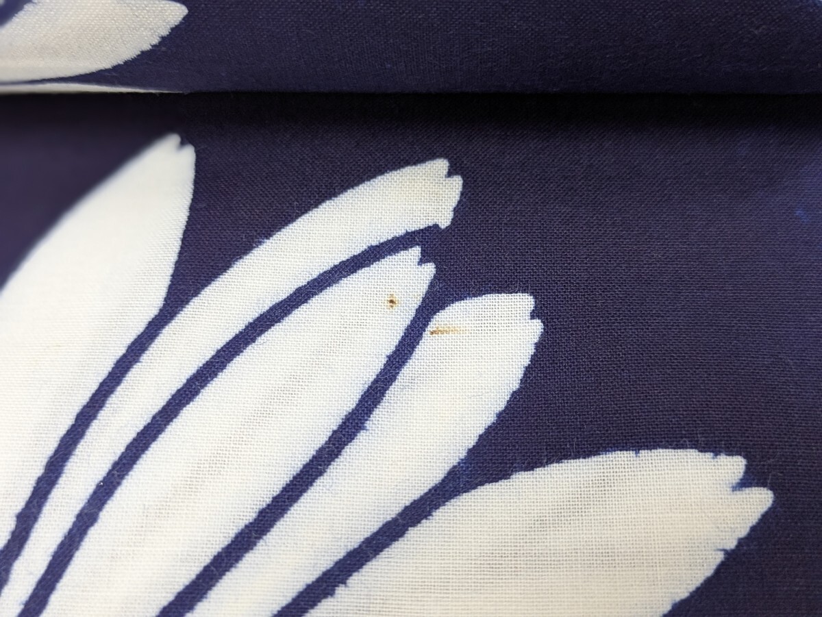 反物 浴衣地 和装小物 気愛染 紺色 和柄 レトロ柄 花柄 大花 未仕立て品 未使用品 リメイク 素材 材料 生地 巾36.5cm コレクション _画像4