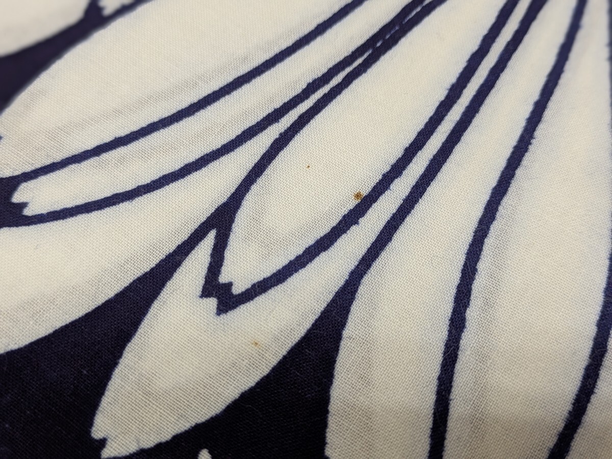 反物 浴衣地 和装小物 気愛染 紺色 和柄 レトロ柄 花柄 大花 未仕立て品 未使用品 リメイク 素材 材料 生地 巾36.5cm コレクション _画像5