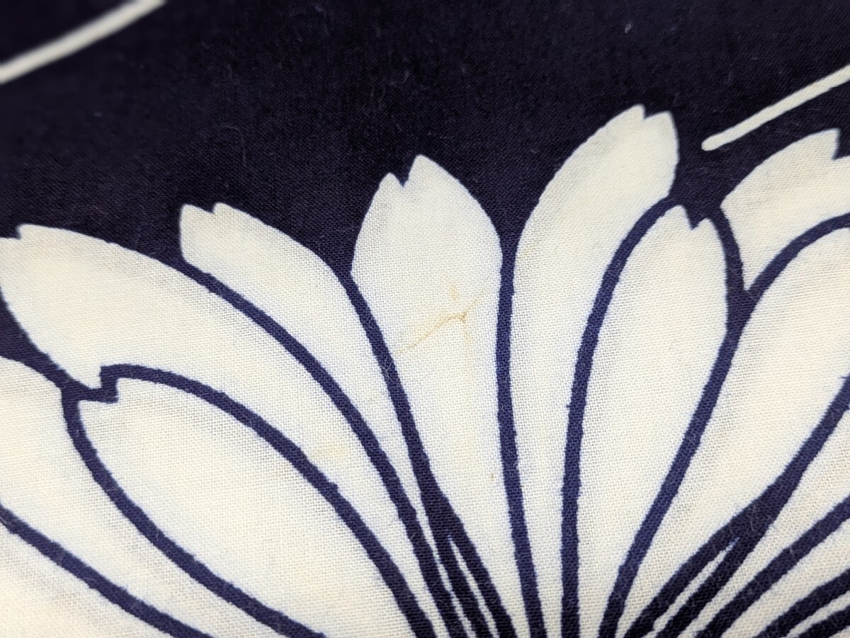反物 浴衣地 和装小物 気愛染 紺色 和柄 レトロ柄 花柄 大花 未仕立て品 未使用品 リメイク 素材 材料 生地 巾36.5cm コレクション _画像6