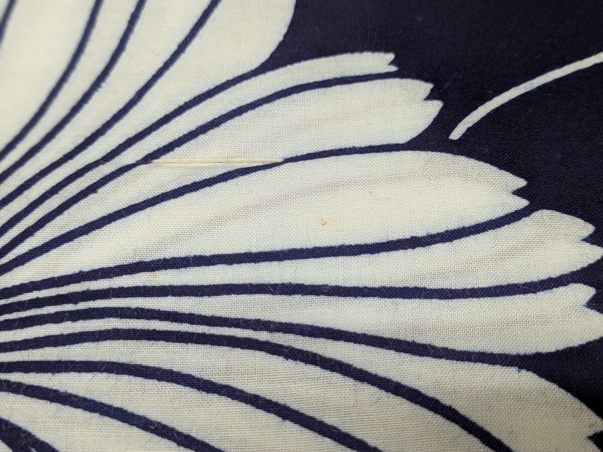 反物 浴衣地 和装小物 気愛染 紺色 和柄 レトロ柄 花柄 大花 未仕立て品 未使用品 リメイク 素材 材料 生地 巾36.5cm コレクション _画像7
