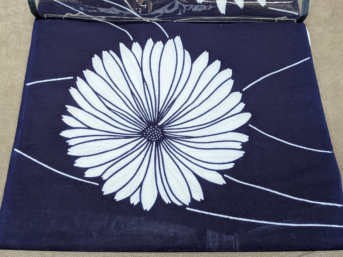 反物 浴衣地 和装小物 気愛染 紺色 和柄 レトロ柄 花柄 大花 未仕立て品 未使用品 リメイク 素材 材料 生地 巾36.5cm コレクション _画像8