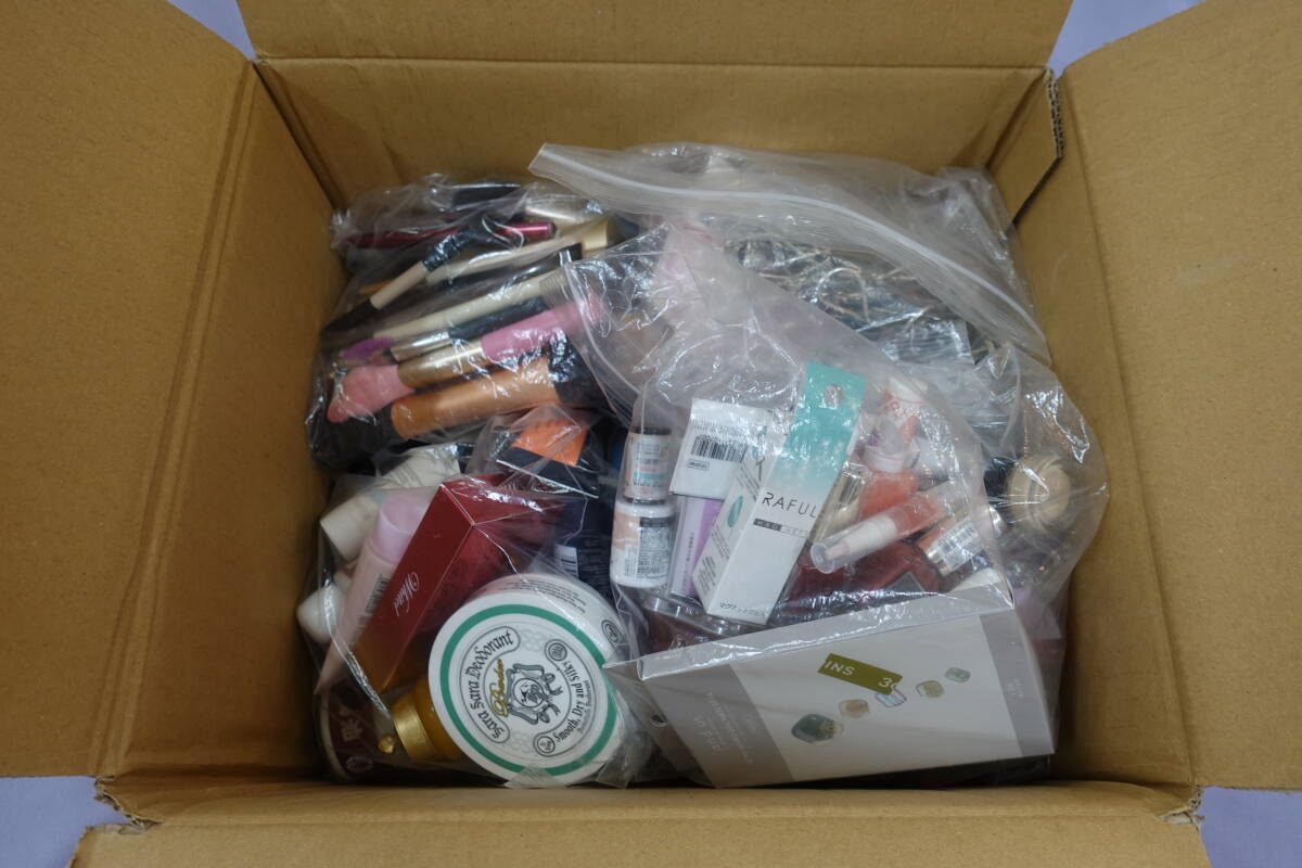 (M-723) 化粧品 まとめて 大容量 ネイル用品 ブラシ ビューラー ハンドクリーム 馬油 コスメ用品 石鹸 日用品等 その他 中古