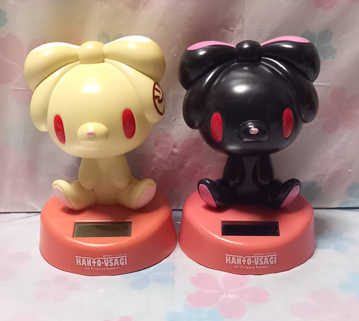 激レア 汎用うさぎ ソーラーフィギュア 白 黒 2個セット 中古品 日焼けなどあり_画像1