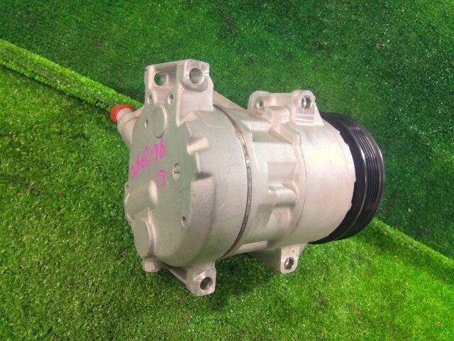 ノア DBA-ZRR70W A/Cコンプレッサー S 8人 3ZR-FE 1F7 88310-28640_画像2