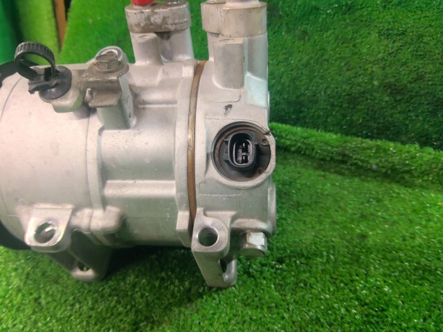 ノア DBA-ZRR70W A/Cコンプレッサー S 8人 3ZR-FE 1F7 88310-28640_画像4