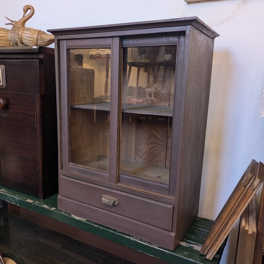 アンティーク 木製キャビネット ガラス戸棚 引き出し付き　棚　ショーケース アンティーク 木製キャビネット ガラス戸棚 引き出し付き 棚