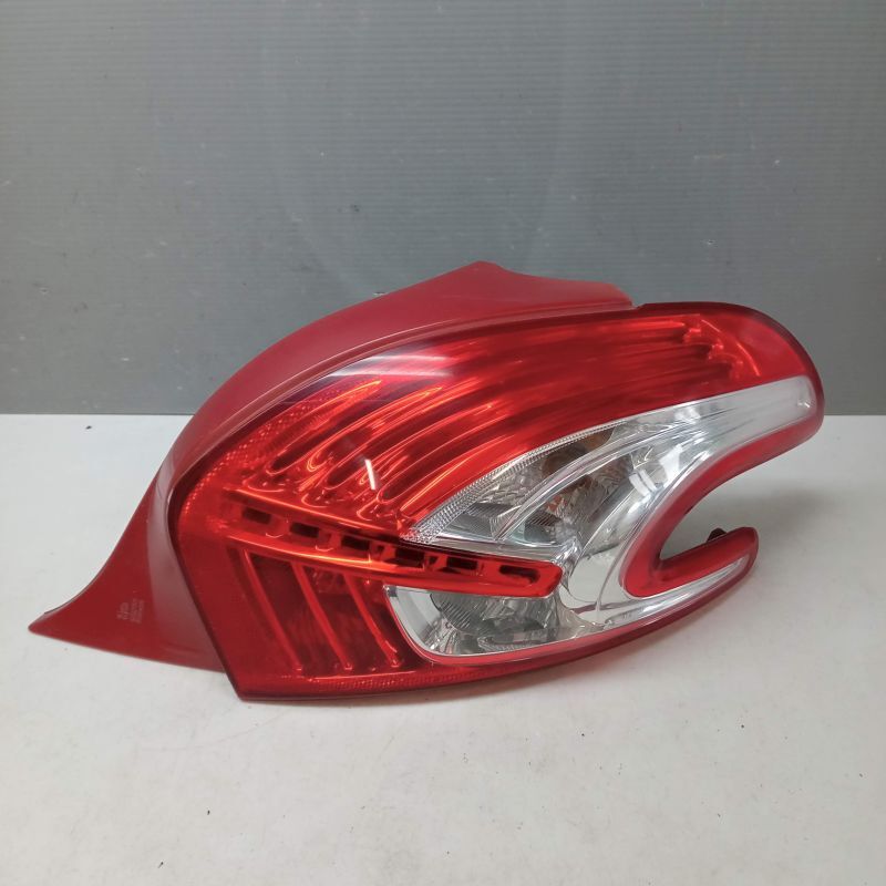 A95F01 Peugeot 208 оригинальный правый задний фонарь 2X1-11-4/25E9666* включение в покупку не возможно